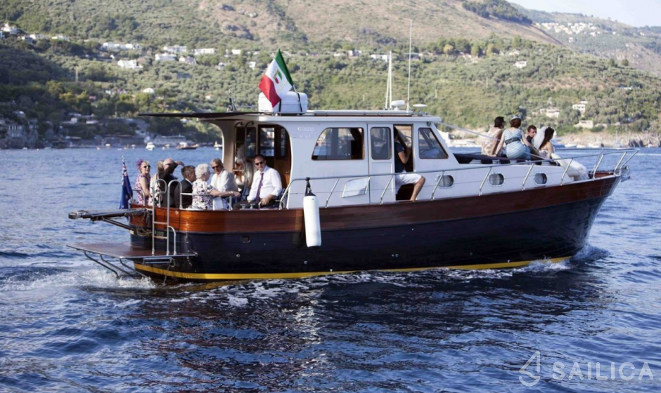 Comena Corallo 37 - Yacht Charter Sailica
