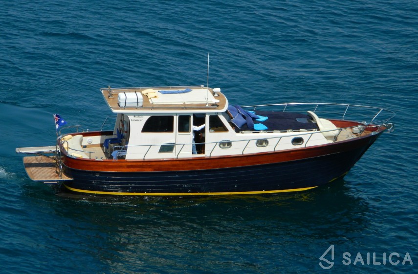Comena Corallo 37 - Yacht Charter Sailica