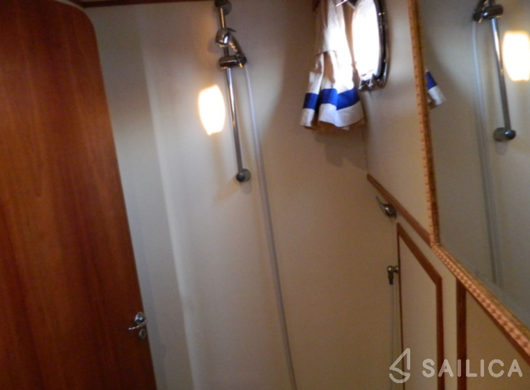 Comena Corallo 37 - Yacht Charter Sailica