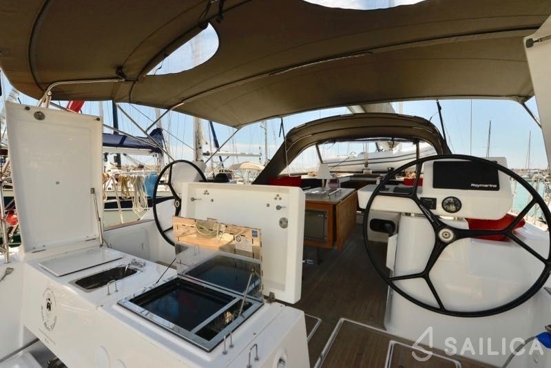 Dufour 520 GL - Yacht Charter Sailica