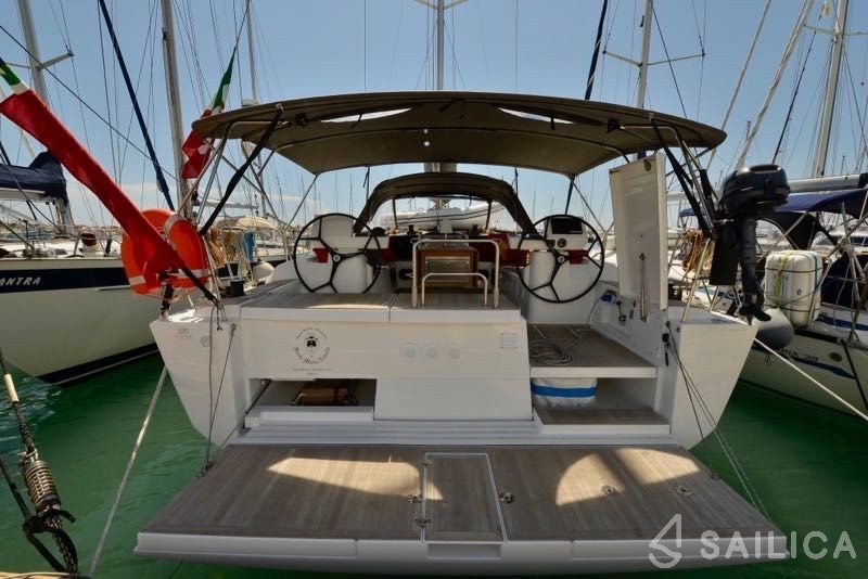 Dufour 520 GL - Yacht Charter Sailica