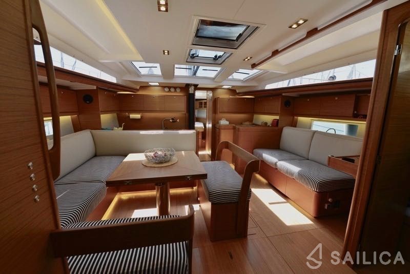Dufour 520 GL - Yacht Charter Sailica