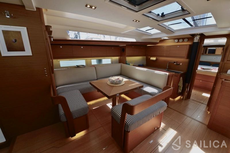 Dufour 520 GL - Yacht Charter Sailica