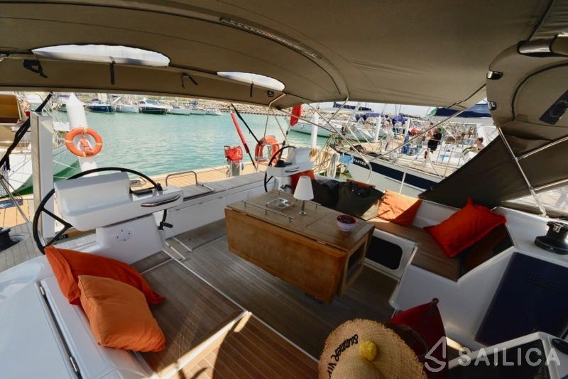 Dufour 520 GL - Yacht Charter Sailica