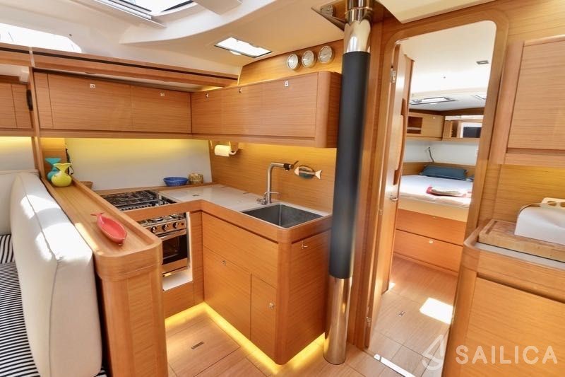 Dufour 520 GL - Yacht Charter Sailica