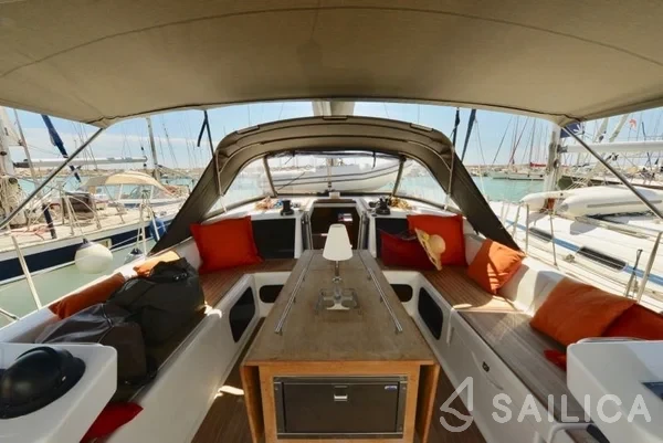 Dufour 520 GL - Yacht Charter Sailica