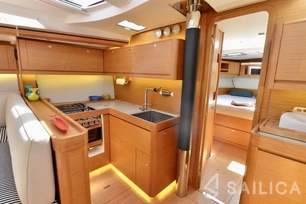 Dufour 520 GL - Yacht Charter Sailica