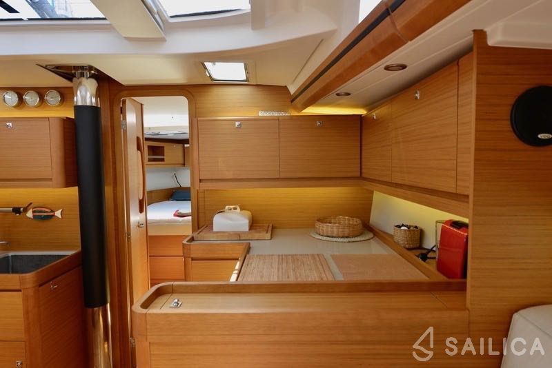 Dufour 520 GL - Yacht Charter Sailica