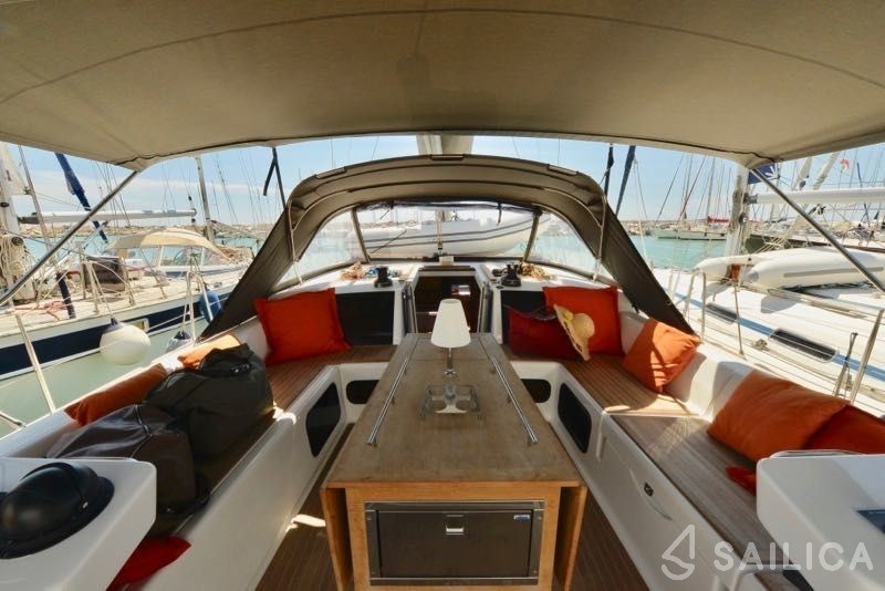 Dufour 520 GL - Yacht Charter Sailica
