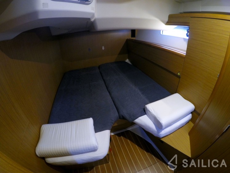 Jeanneau 53 - Yacht Charter Sailica