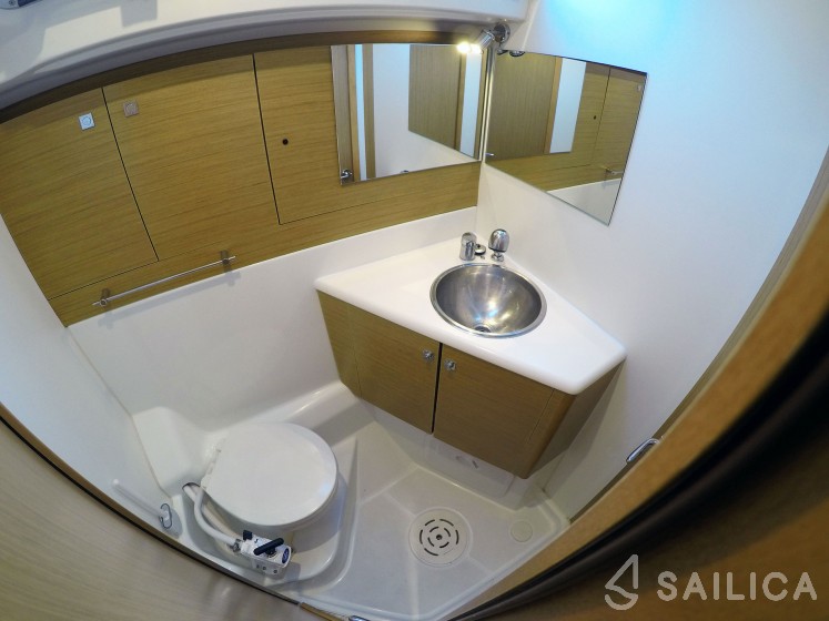 Jeanneau 53 - Yacht Charter Sailica