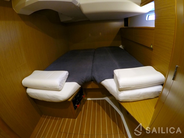 Jeanneau 53 - Yacht Charter Sailica