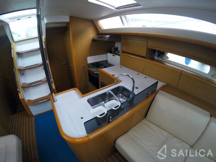 Jeanneau 53 - Yacht Charter Sailica