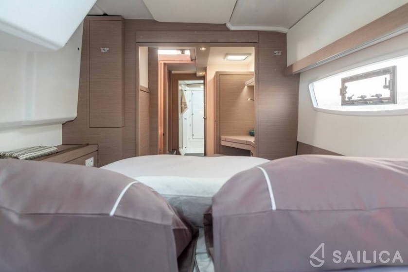 Isla 40 - Yacht Charter Sailica