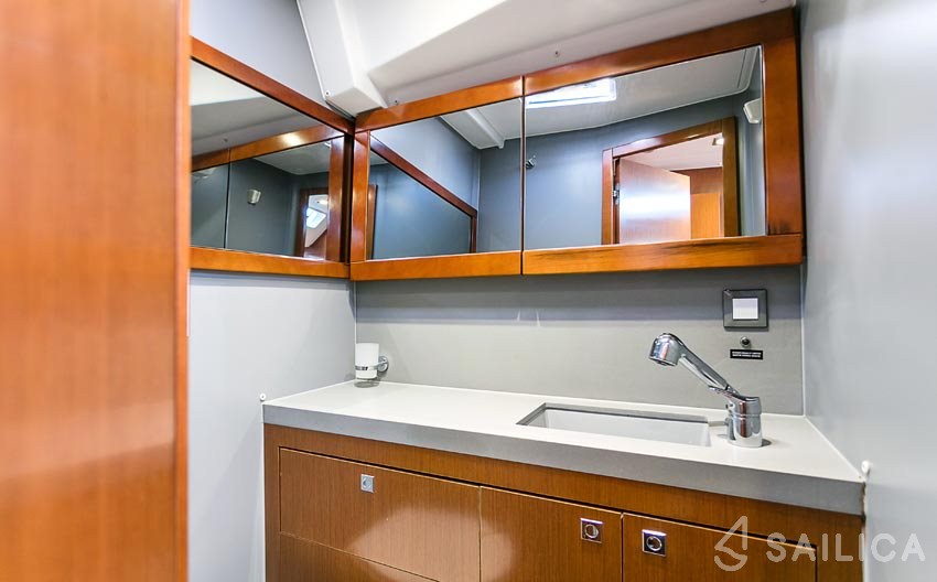 Oceanis 55 - Yacht Charter Sailica