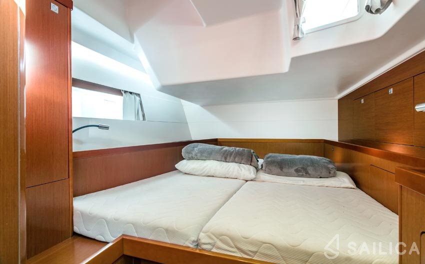 Oceanis 55 - Yacht Charter Sailica