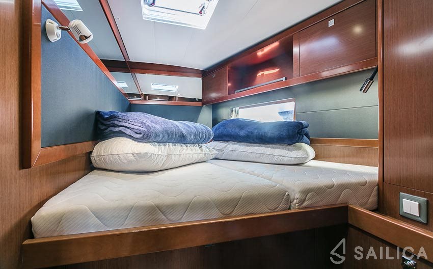 Oceanis 55 - Yacht Charter Sailica