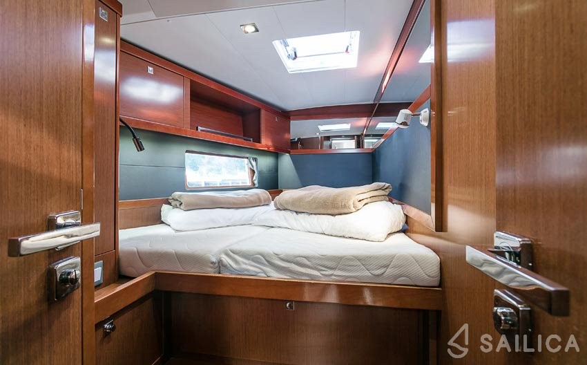 Oceanis 55 - Yacht Charter Sailica