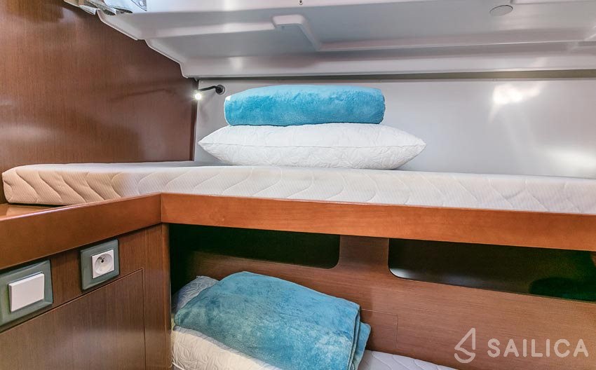 Oceanis 55 - Yacht Charter Sailica