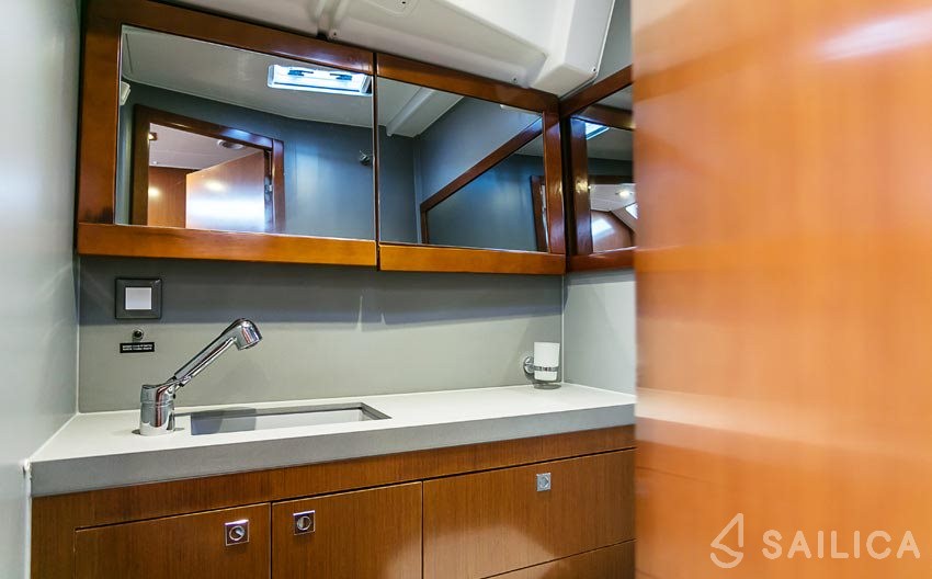 Oceanis 55 - Yacht Charter Sailica