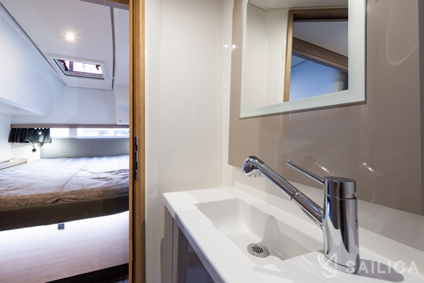 Isla 40 - Yacht Charter Sailica
