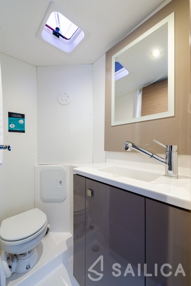 Isla 40 - Yacht Charter Sailica