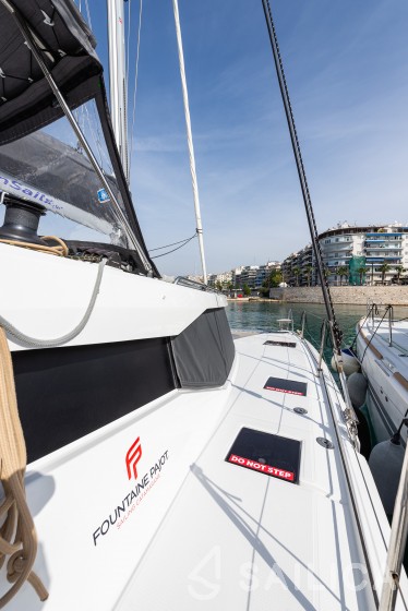 Isla 40 - Yacht Charter Sailica