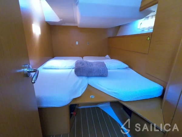 Jeanneau 53 - Yacht Charter Sailica