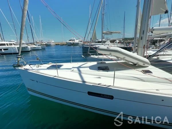 Jeanneau 53 - Yacht Charter Sailica