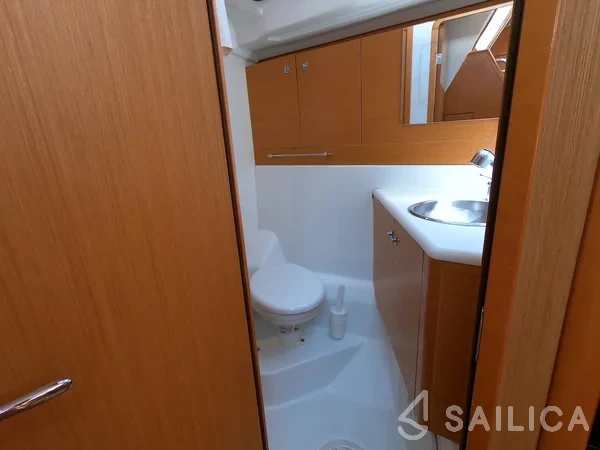 Jeanneau 53 - Yacht Charter Sailica
