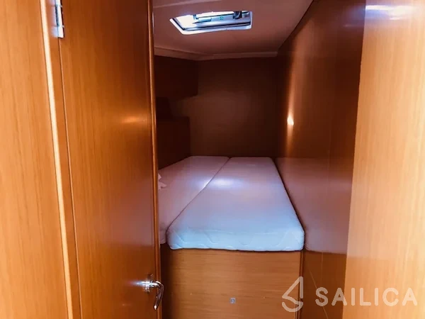 Jeanneau 53 - Yacht Charter Sailica