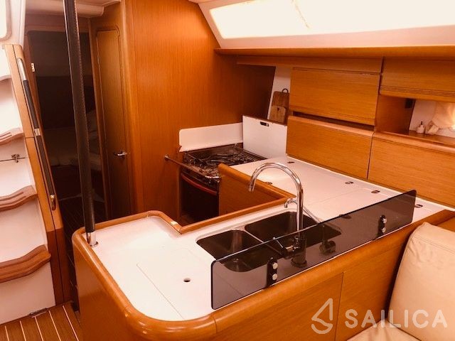 Jeanneau 53 - Yacht Charter Sailica