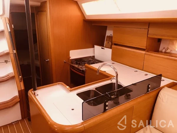 Jeanneau 53 - Yacht Charter Sailica