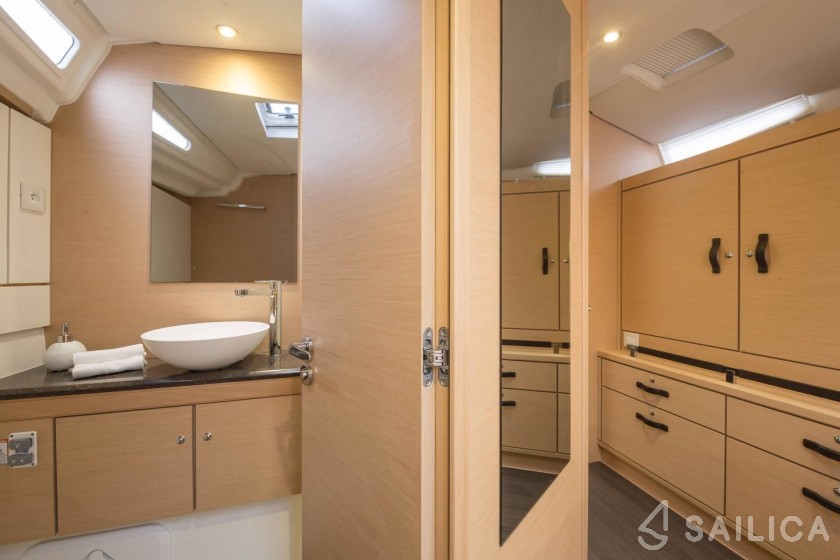Jeanneau 54 - Yacht Charter Sailica