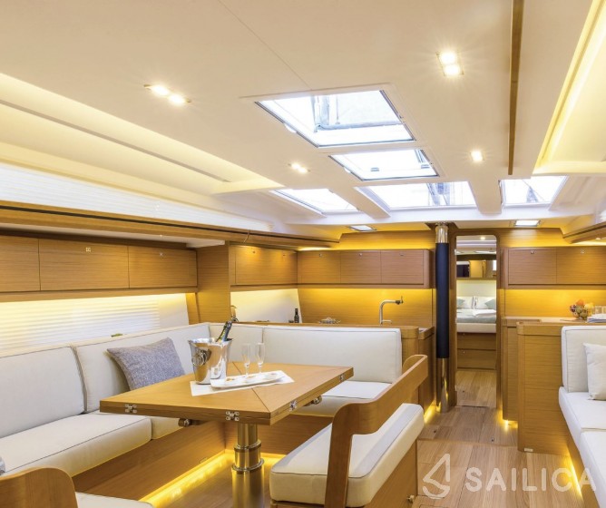 Dufour 520 GL - Yacht Charter Sailica