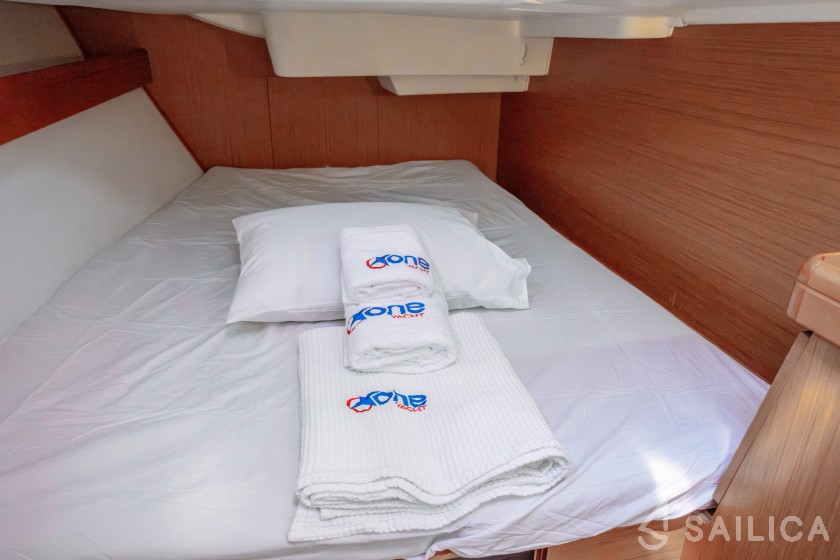 Sun Odyssey 42 i - Yacht Charter Sailica