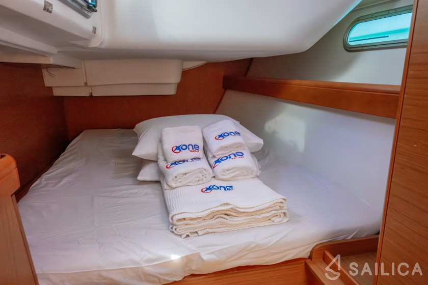 Sun Odyssey 42 i - Yacht Charter Sailica