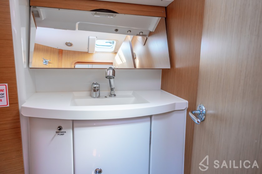 Sun Odyssey 42 i - Yacht Charter Sailica