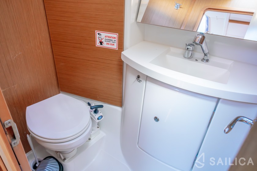 Sun Odyssey 42 i - Yacht Charter Sailica