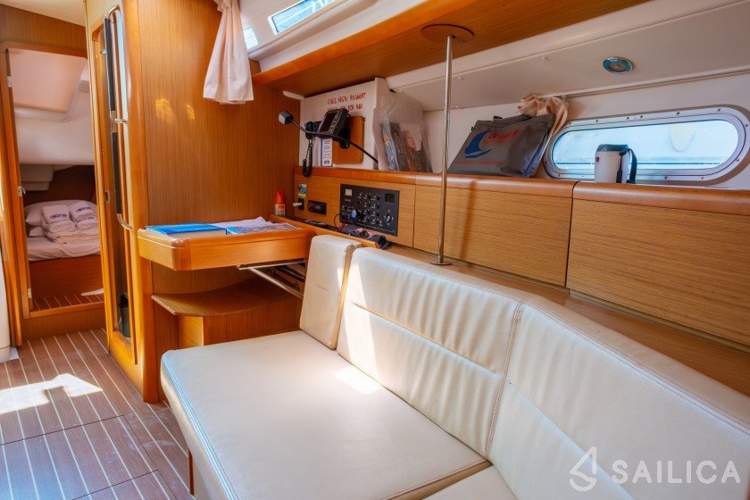 Sun Odyssey 42 i - Yacht Charter Sailica