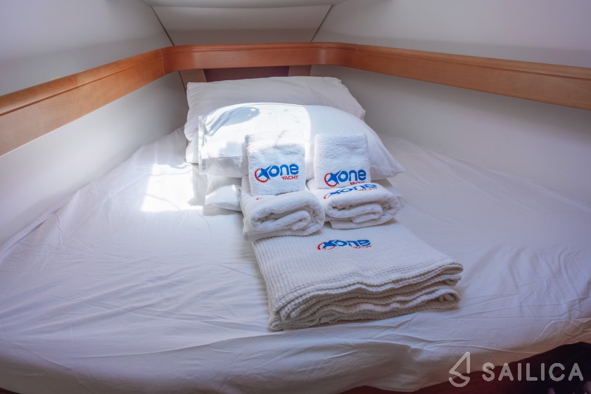 Sun Odyssey 42 i - Yacht Charter Sailica