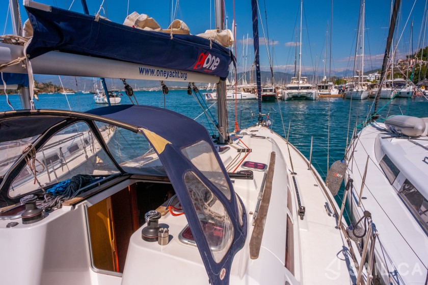 Sun Odyssey 42 i - Yacht Charter Sailica