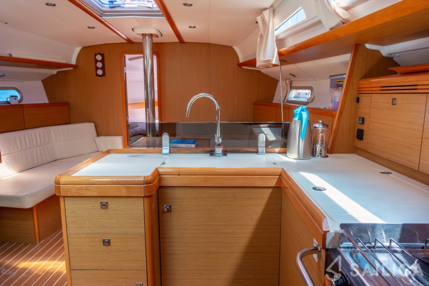 Sun Odyssey 42 i - Yacht Charter Sailica