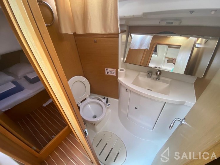 Sun Odyssey 42 i - Yacht Charter Sailica