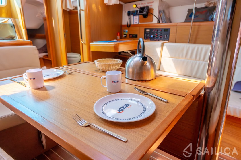 Sun Odyssey 42 i - Yacht Charter Sailica