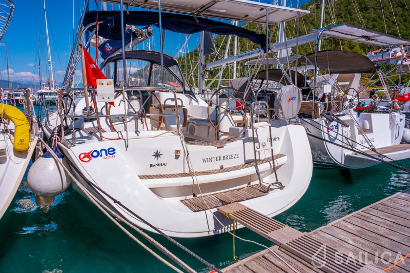 Sun Odyssey 42 i - Yacht Charter Sailica
