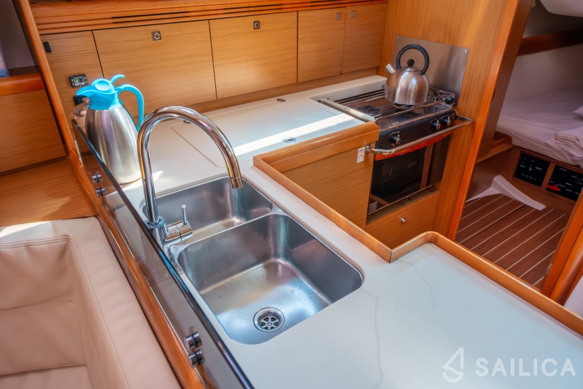 Sun Odyssey 42 i - Yacht Charter Sailica