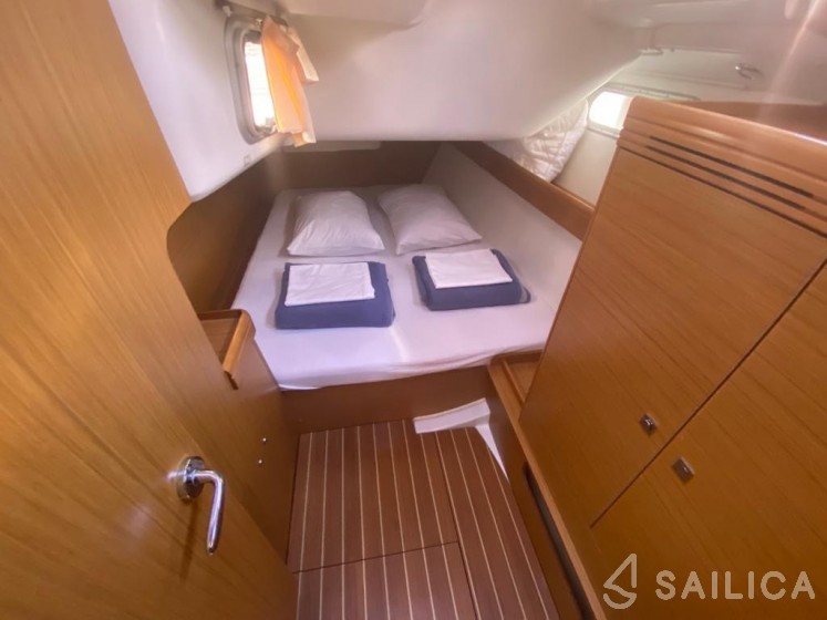 Sun Odyssey 42 i - Yacht Charter Sailica