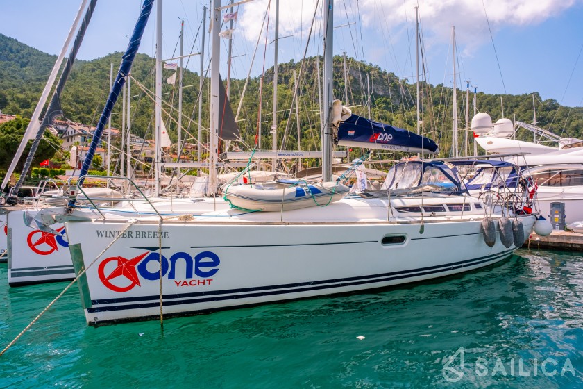 Sun Odyssey 42 i - Yacht Charter Sailica
