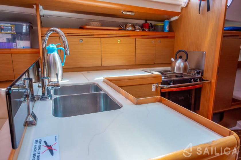 Sun Odyssey 42 i - Yacht Charter Sailica